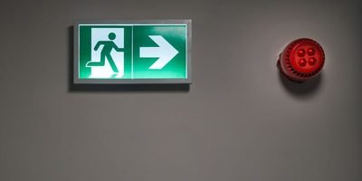 Notausgangsleuchte und Alarmgeber