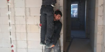 Montage einer Leitung unter der Decke