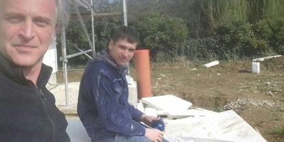 Zwei Mitarbeiter auf der Baustelle