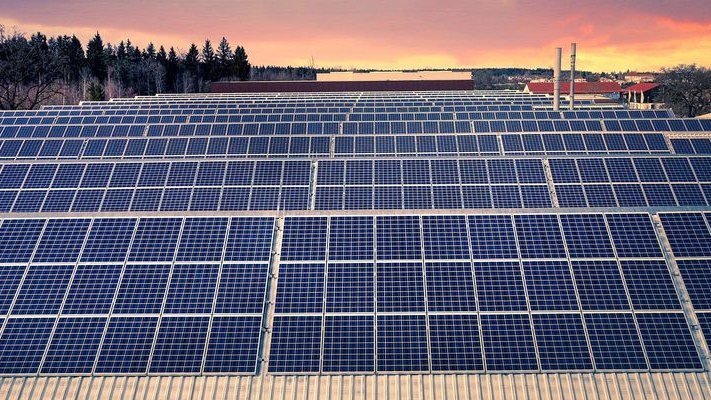 Großes Modulfeld einer Photovoltaikanlage auf einem Hallendach