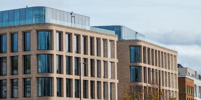 Mehrgeschossiges Wohn- und Geschäftshaus von aussen