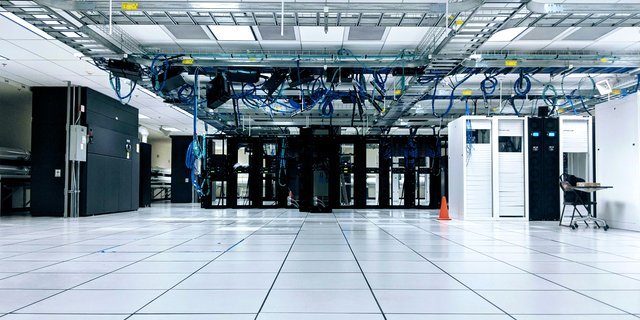 Grosse Technikhalle mit Schaltschränken und Kabeltrassen
