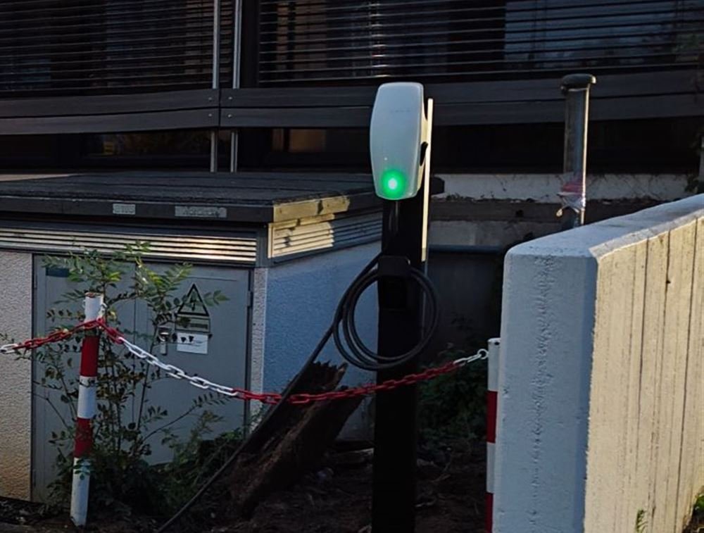 Neue Ladesäule mit Wallbox, grüne Betriebsanzeige beim Laden