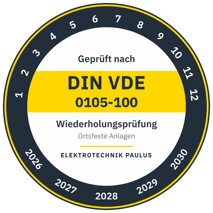 Prüfplakette: geprüft nach DIN VDE 0105-100, Wiederholungsprüfung ortsfester Anlagen